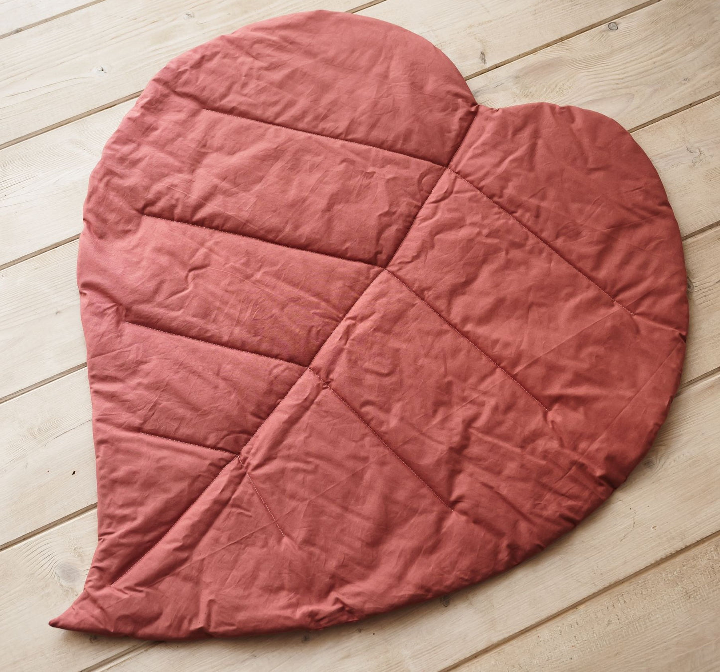 Tappeto foglia cuore in tessuto imbottito rosa antico