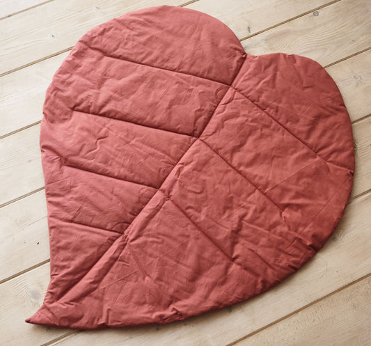 Tappeto foglia cuore in tessuto imbottito rosa antico