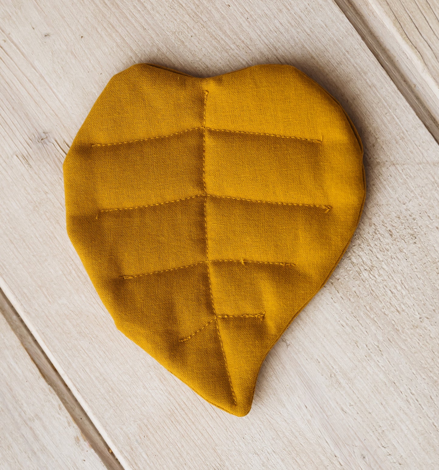 Foglia cuore in tessuto senape – Elemento per composizione ghirlanda